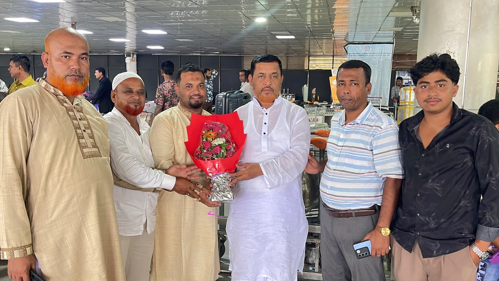 পবিত্র ওমরাহ শেষে দেশে ফিরলেন হাইমচর উপজেলা বিএনপির সাধারণ সম্পাদক শফিক পাটওয়ারী, বিমানবন্দরে ফুলেল সংবর্ধনায় সিক্ত