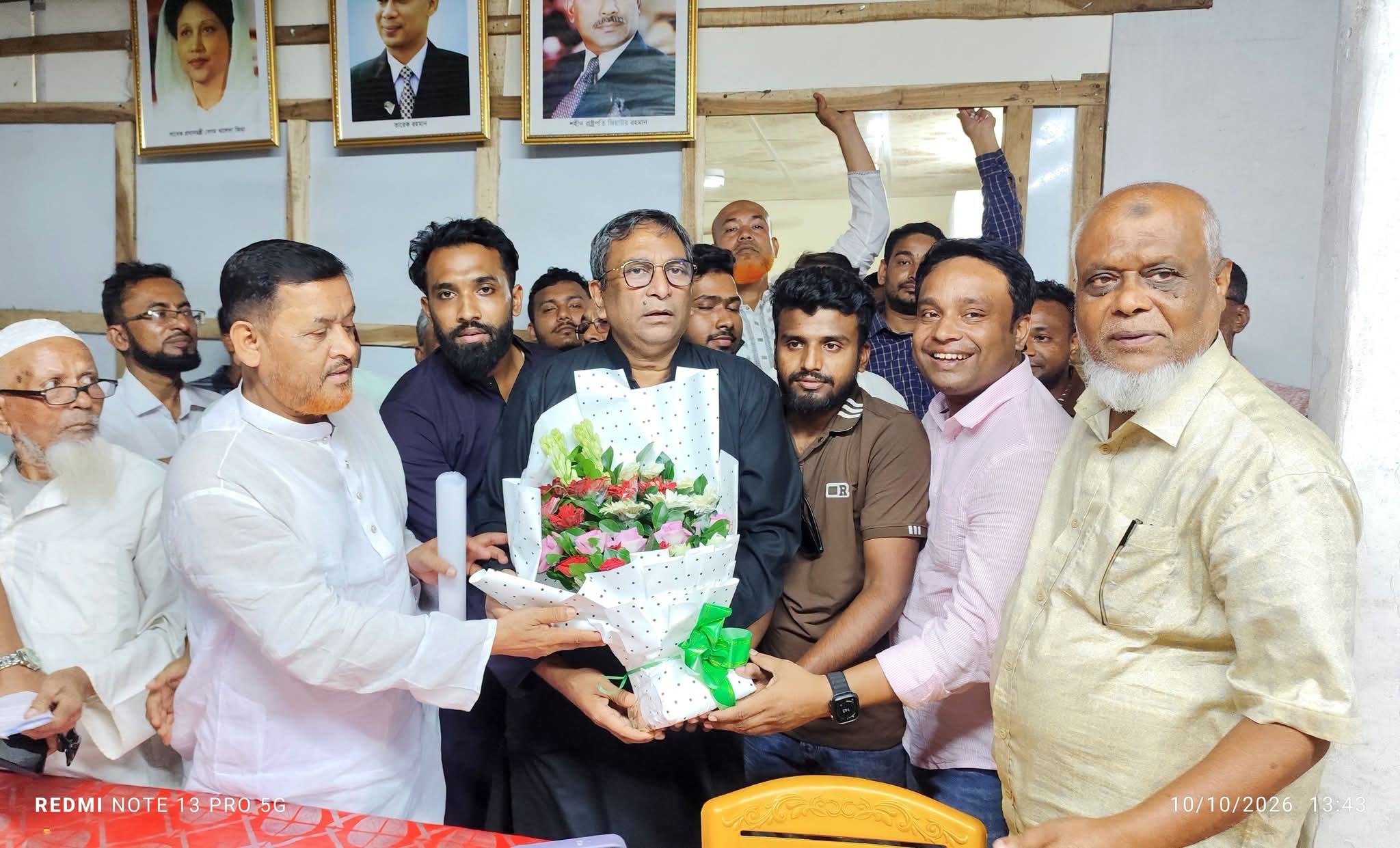 হাইমচর উপজেলা ছাত্রদলের নবগঠিত আংশিক কমিটির এমপি শেখ ফরিদ আহমেদ মানিককে ফুলেল শুভেচ্ছা
