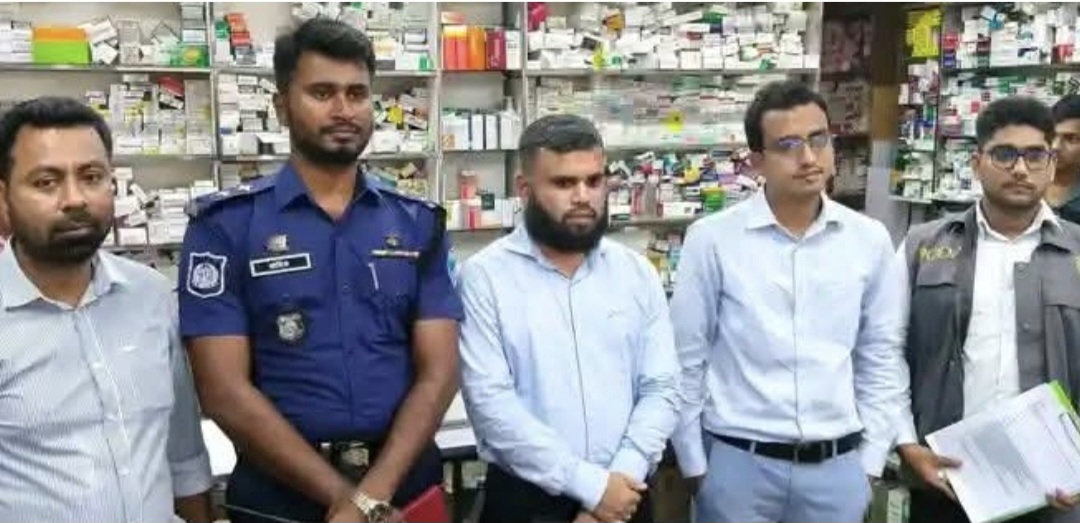 হাইমচর আলগী বাজারে ৫ ফার্মেসিকে ৫৭ হাজার টাকা জরিমানা।