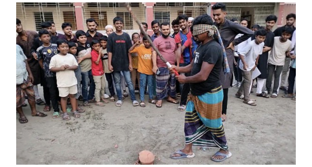 চাঁদপুরের হাইমচর কমলাপুরে মাদকমুক্ত যুবসমাজ গড়তে ঐতিহ্যবাহী হাড়িভাঙ্গা খেলা, দর্শকের ঢল